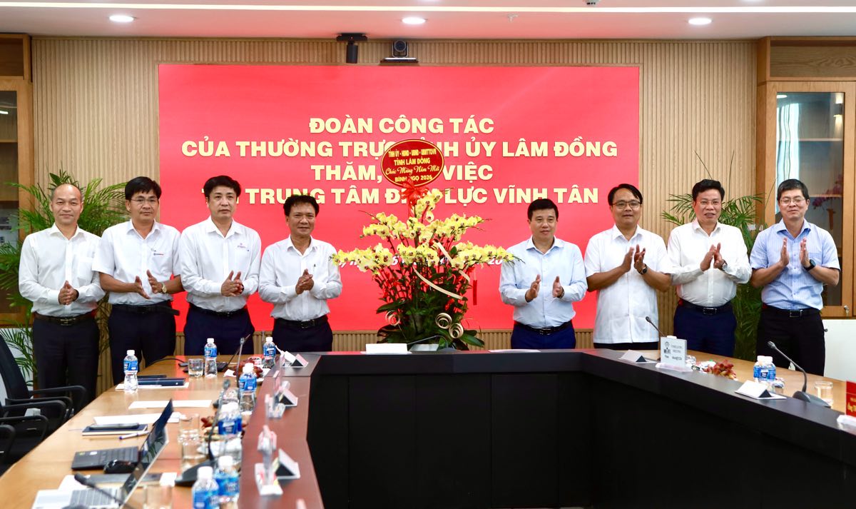 Bí thư Tỉnh ủy Y Thanh Hà Niê Kđăm tặng quà chúc tết cho lãnh đạo các nhà máy nhiệt điện. Ảnh: Duy Tuấn