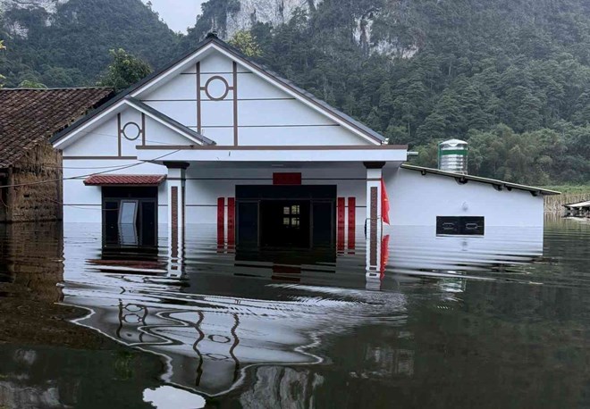 Toàn cảnh xóm Lũng Phầy khi bị nước lũ bao vây. Ảnh: Duy Dũng