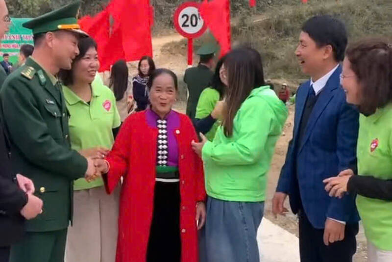 Người dân bản Hong Húa, Căng Tỵ, Buốc Quang, xã Lóng Sập phấn khởikhi cầu mới được khánh thành. Ảnh: Nhật Minh