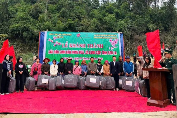 Các đơn vị tài trợ tặng quà cho hộ nghèo, cận nghèo bản Hong Húa, Căng Tỵ, Buốc Quang, xã Lóng Sập, tỉnh Sơn La. Ảnh: Nhật Minh