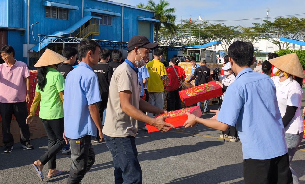 Tặng quà Tết cho đoàn viên, người lao động năm 2025. Ảnh: CĐCS Công ty