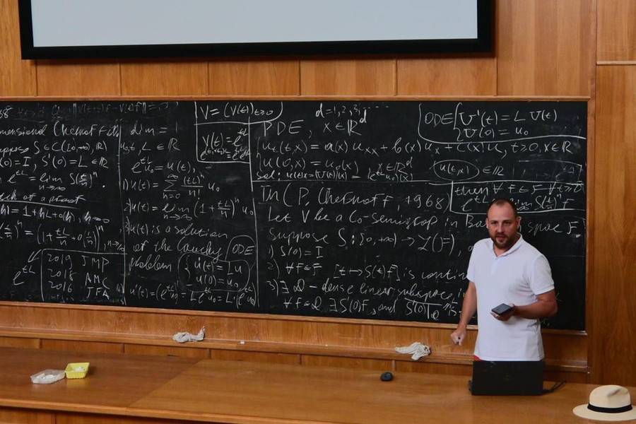 Nhà toán học công bố công thức phổ quát giải phương trình vi phân thử thách suốt 190 năm