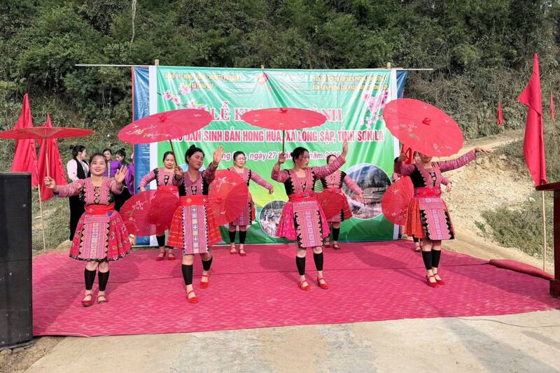 Một tiết mục văn nghệ tại Lễ khánh thành cầu bản Hong Húa, xã Lóng Sập. Ảnh: Nhật Minh
