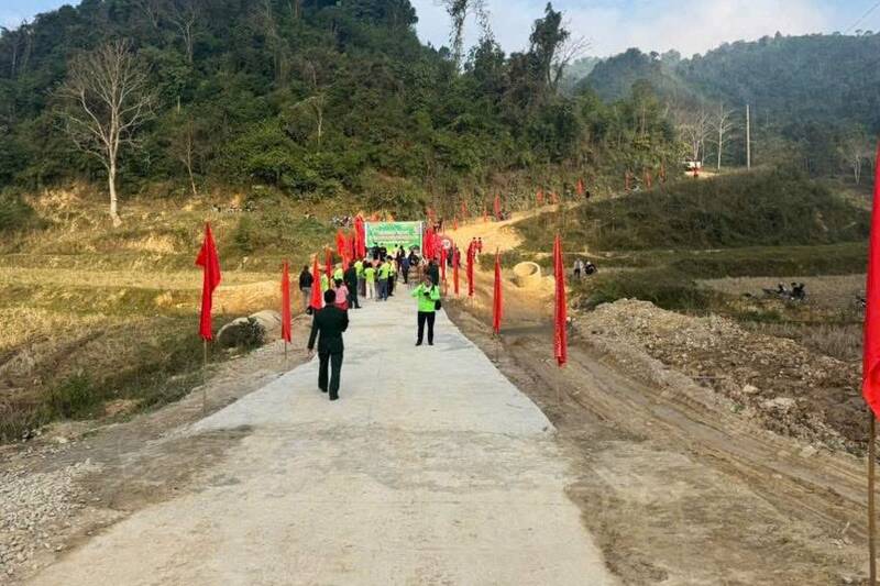 Cầu Hong Húa, xã Lóng Sập đưa vào sử dụng giúp người dân, học sinh đi lại thuận tiện hơn. Ảnh: Nhật Minh
