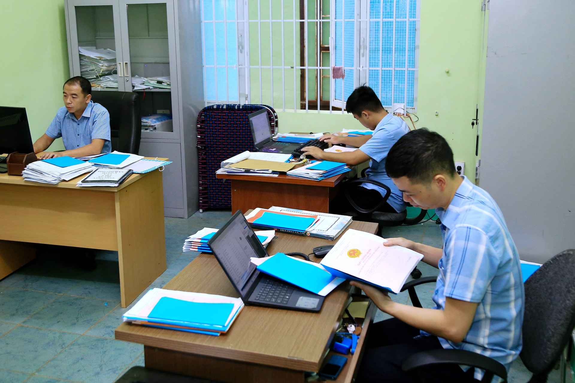 Nhân viên Chi nhánh VPĐKĐĐ khu vực Đắk R'lấp, tỉnh Lâm Đồng giải quyết thủ tục đất đai. Ảnh: Lê Phước