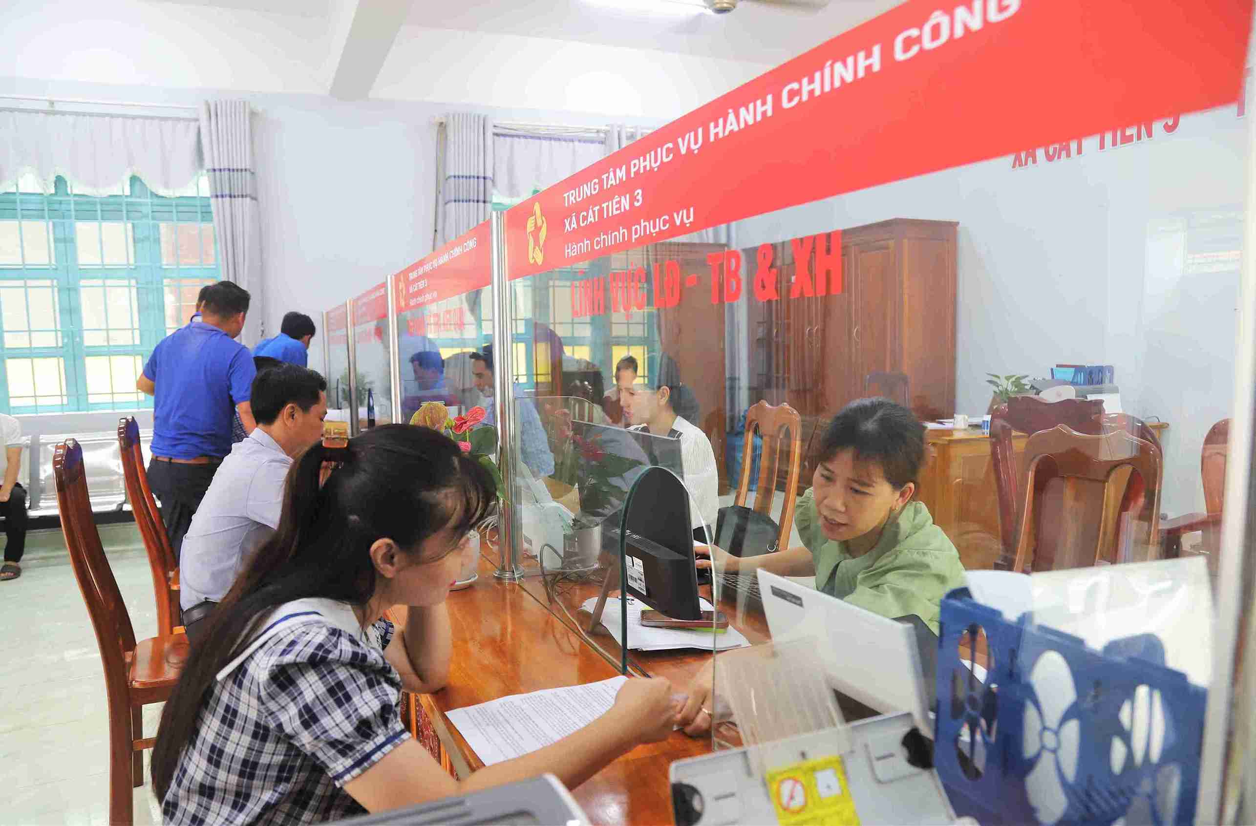 Người dân Lâm Đồng đến giải quyết hồ sơ đất đai tại các trung tâm phục vụ hành chính công. Ảnh: Phúc Khánh