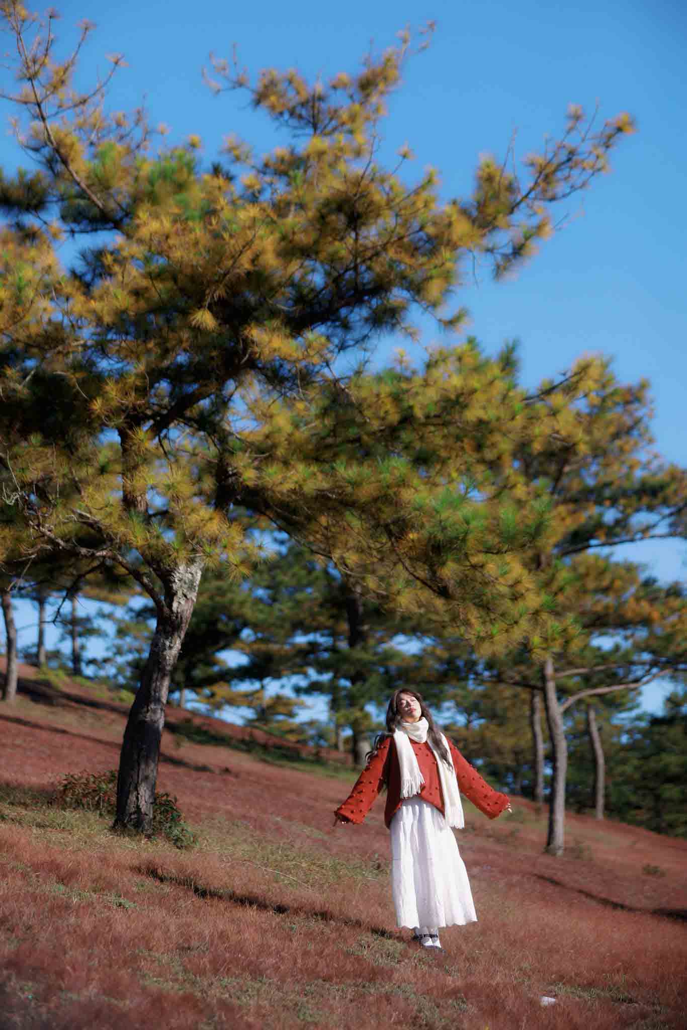 Chị Tâm cũng gợi ý du khách nên diện các kiểu váy maxi, áo len oversize và quàng thêm khăn choàng nhẹ để vừa giữ ấm, vừa phù hợp với phong cách vintage lãng mạn.