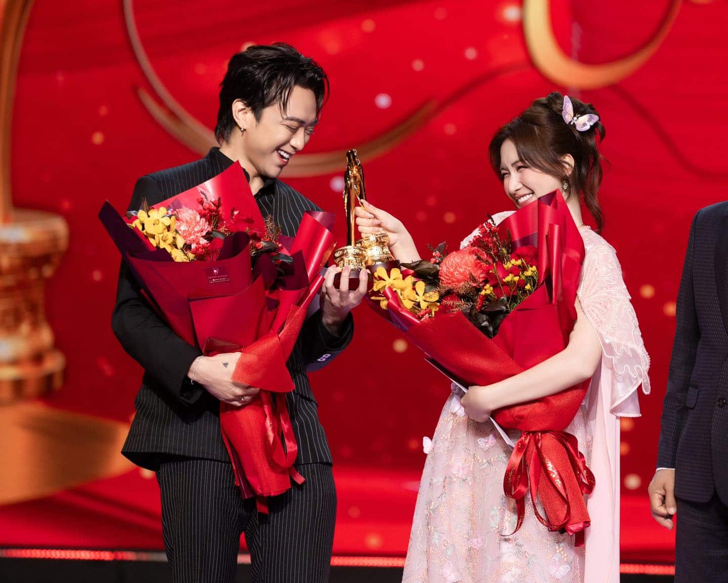 Hòa Minzy đăng tải hình ảnh nhận giải thưởng với Soobin Hoàng Sơn. Ảnh NVCC