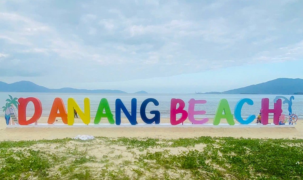 Đà Nẵng khuyến cáo bảo vệ các mô hình check-in Tết tại bãi biển - ảnh 1