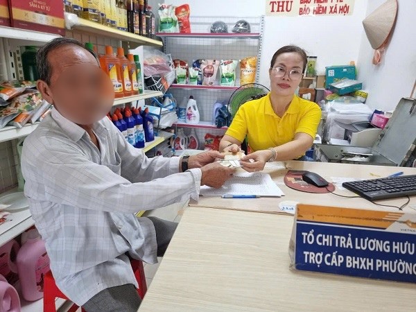 Lương hưu đến tay người hưởng thông qua nhiều hình thức, người dân cần biết