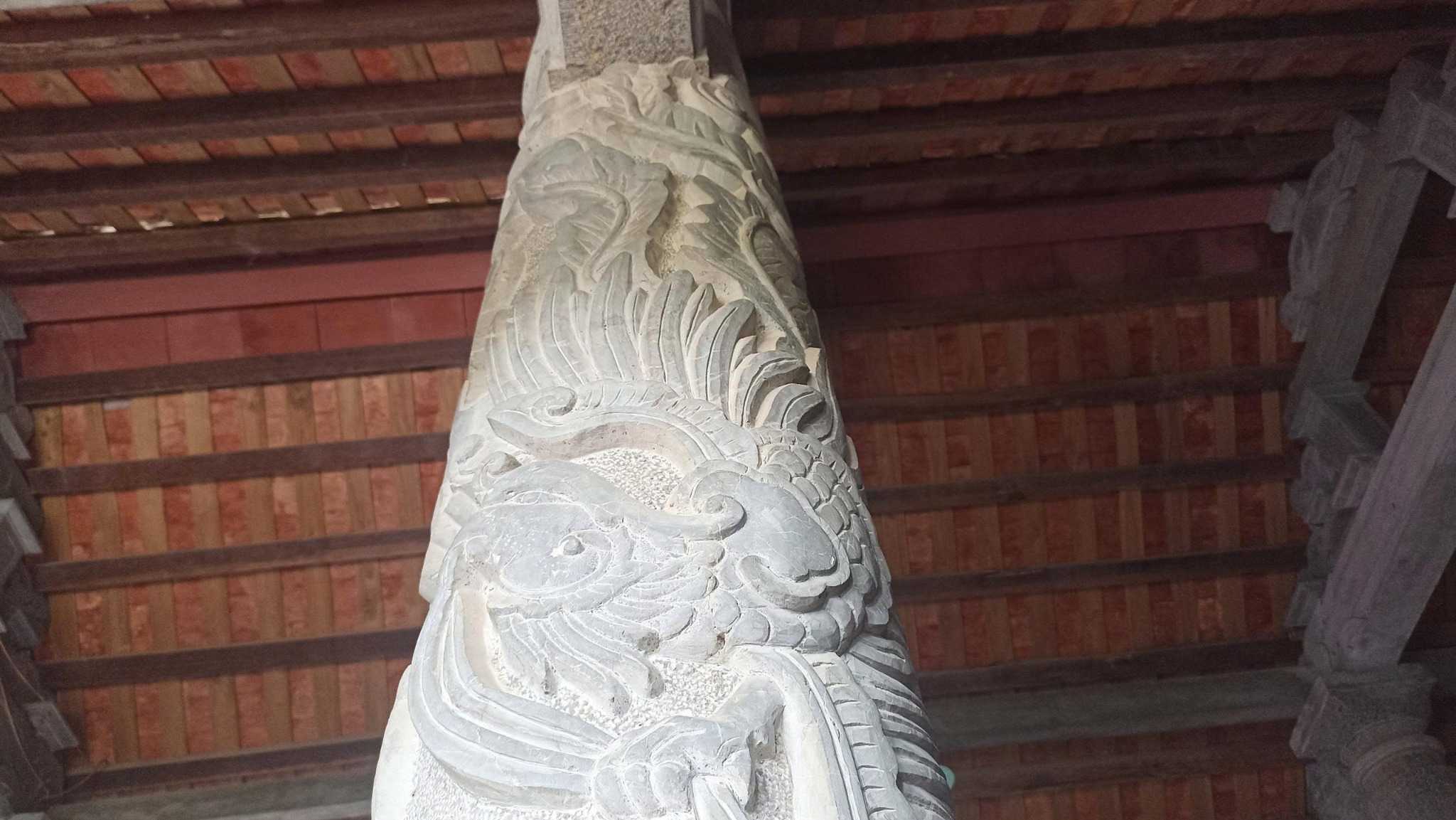 Các cột cái, cột con và vì, mộng đều được làm bằng đá. Ảnh: Diệu Anh