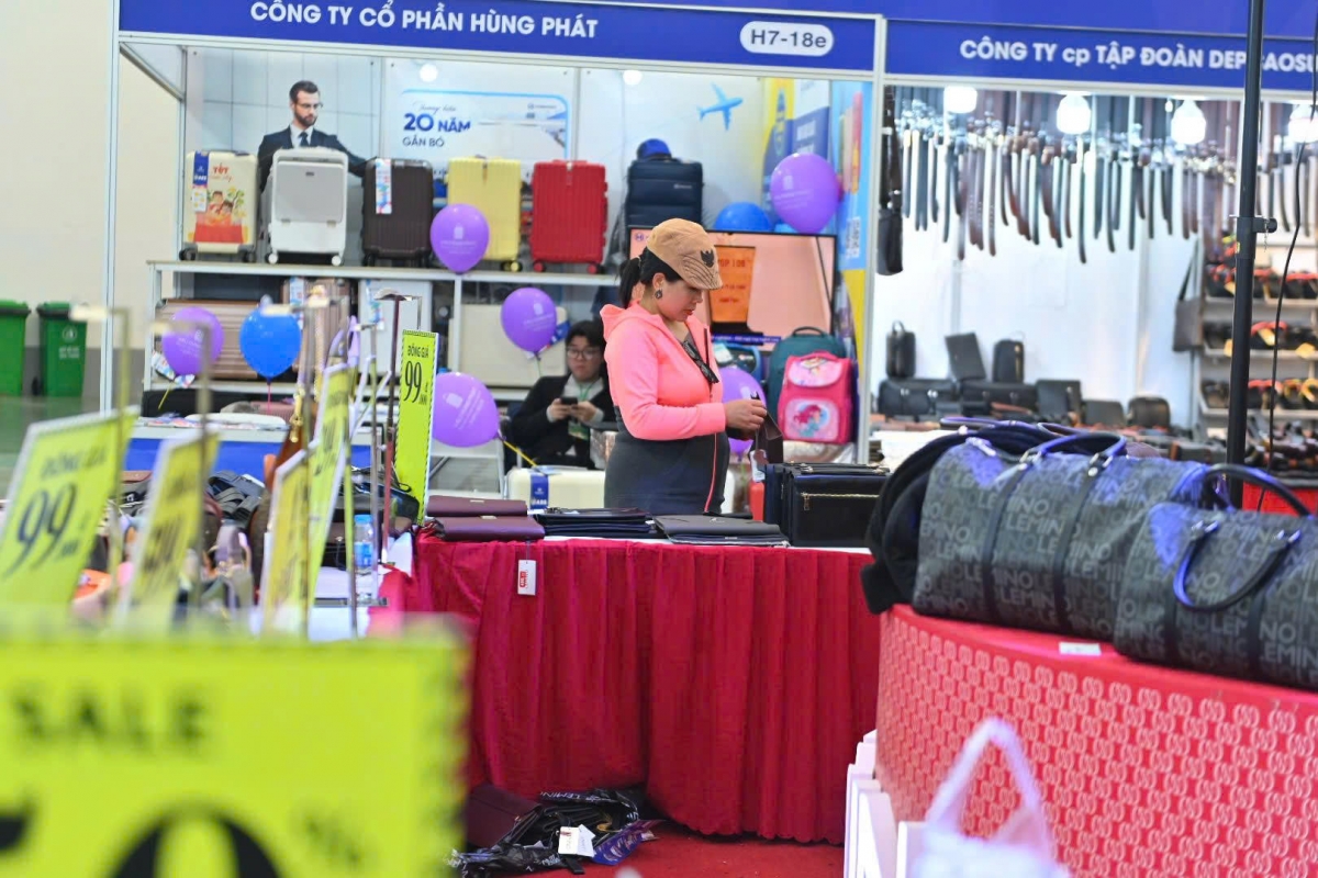 Khách hàng tham quan, mua sắm tại Hội chợ.