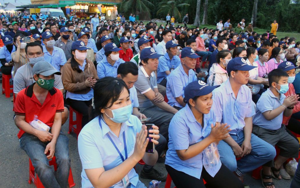 Chương trình Tết Sum vầy - Xuân ơn Đảng đã mang đến hàng trăm đoàn viên, công nhân, lao động tại Khu công nghiệp Long Giang nhiều món quà thiết thực cả vật chất lẫn tinh thần. Ảnh: Thanh Mai