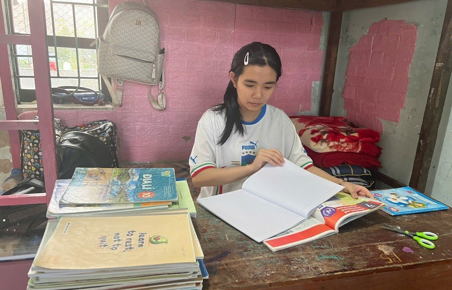 Ở ngôi trường nội trú cách nhà hơn 100 cây số, Bảo Ngọc luôn phấn đấu để vươn lên trong học tập.