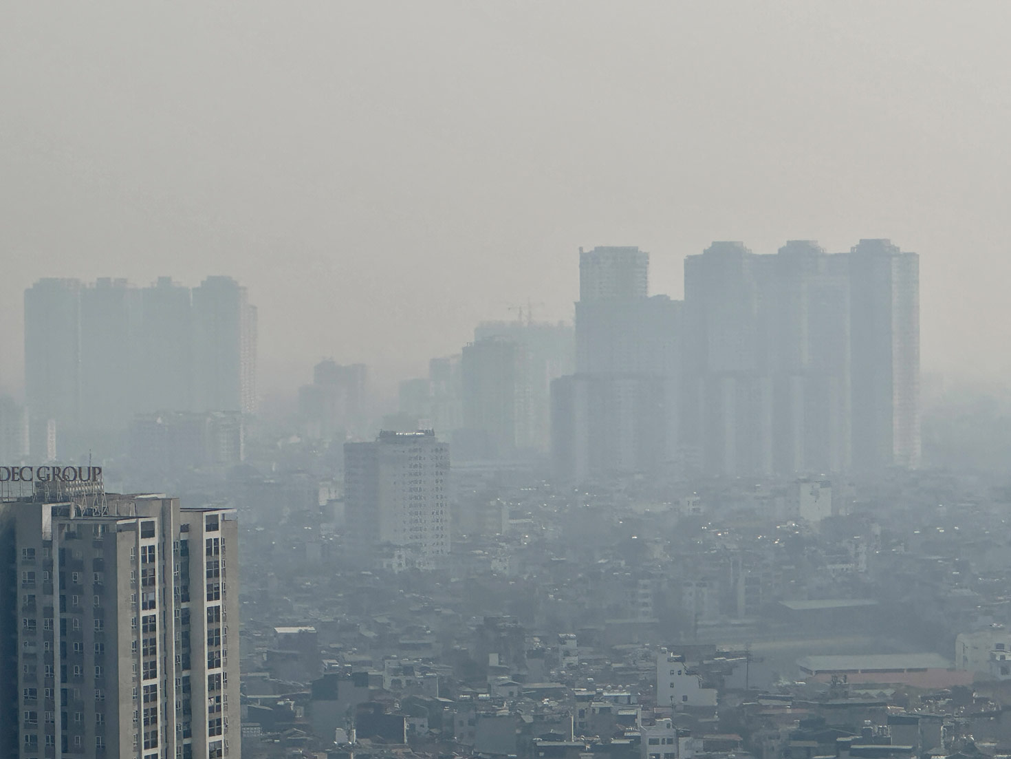 Các tòa nhà bị che khuất bởi ô nhiễm không khí. Ảnh: Việt Anh