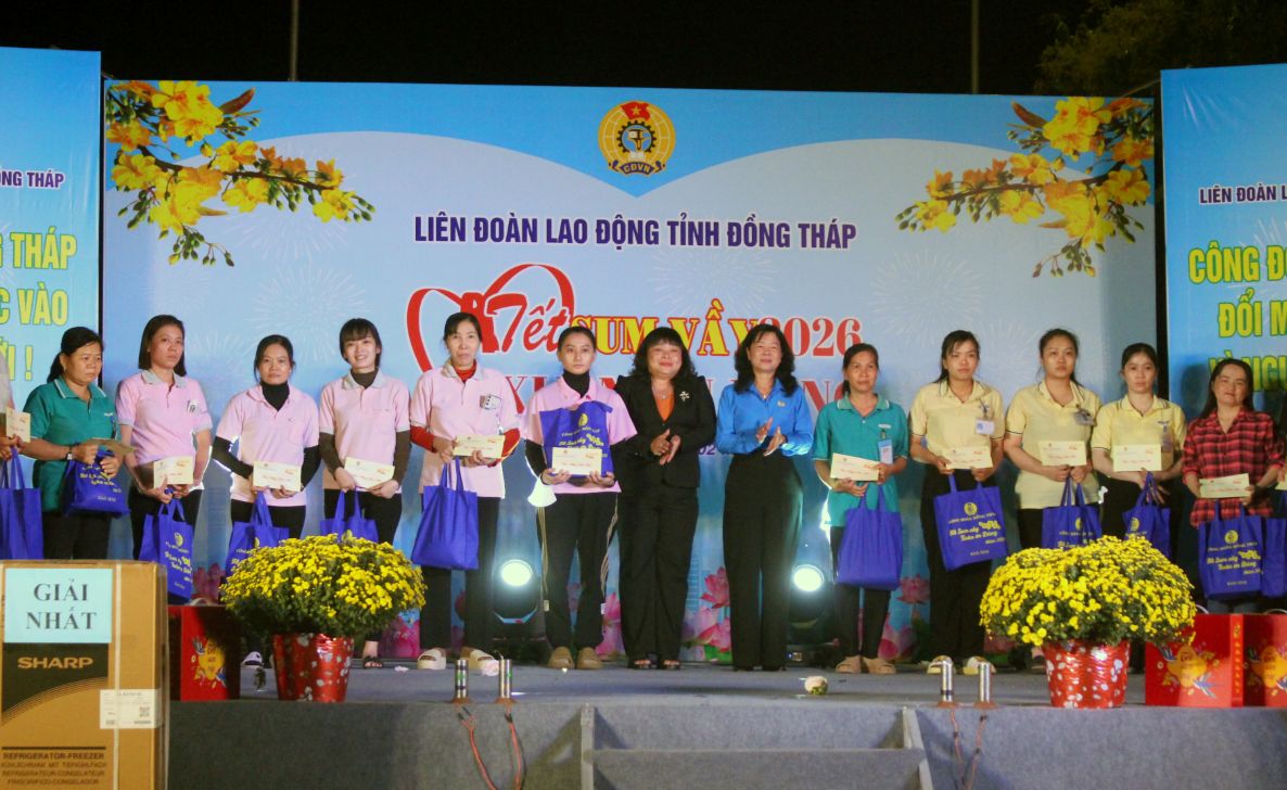 Việc trao nhận quà cũng được thiết kế theo tinh thần nhân văn: Chỉ mời lên sân khấu trao cho vài trường hợp tiêu biểu. Ảnh: Thanh Mai