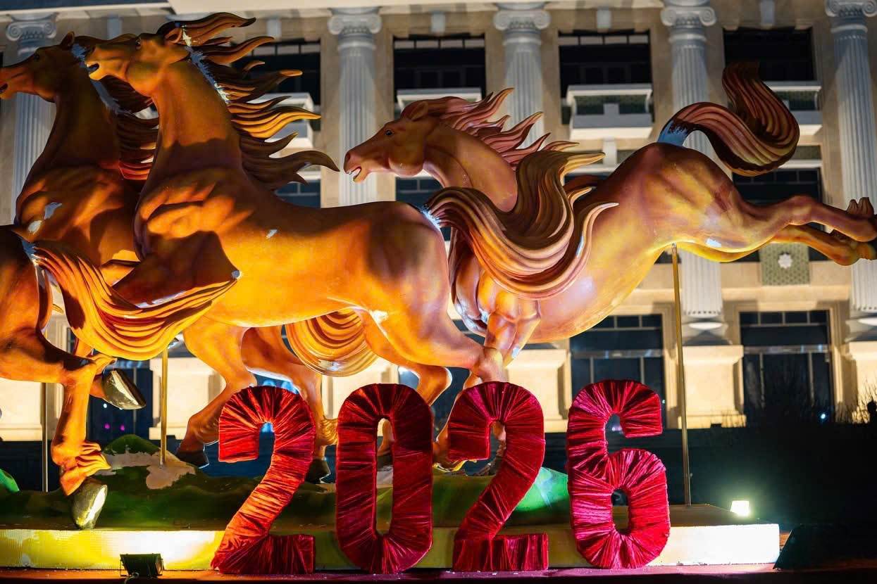 Linh vật ngựa năm nay tại Chợ hoa Xuân Việt Trì. Ảnh: Tùng Vy.