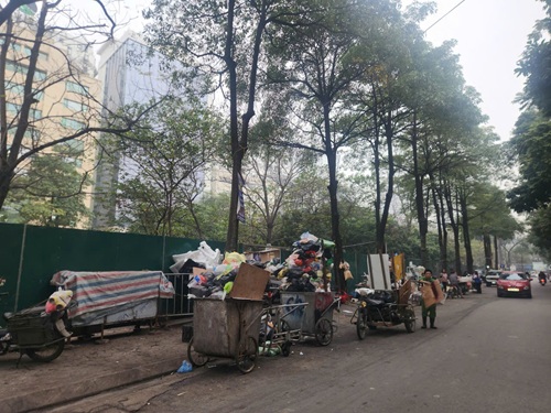 Điểm tập kết rác tại đầu ngõ 76 luôn bốc mù xú uế. Ảnh: Đặng Tiến