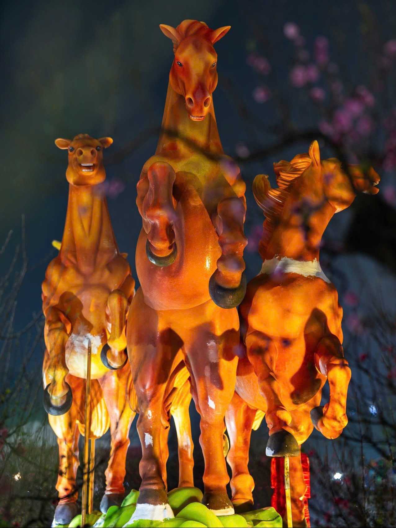 Sự dũng mãnh, khỏe khoắn được thể hiện qua thiết kế của cụm linh vật. Ảnh: Tùng Vy.