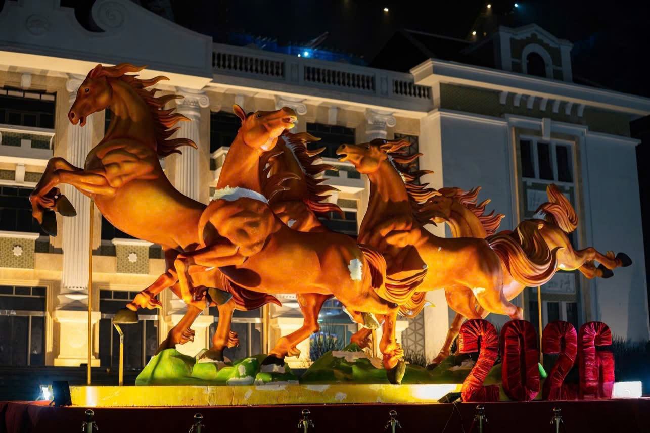 Cụm linh vật ngựa được tạo hình khỏe khoắn, sống Động. Ảnh: Tùng Vy.