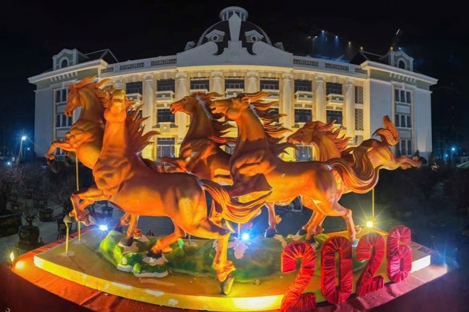 Linh vật ngựa ở chợ hoa Tết nổi tiếng của Phú Thọ