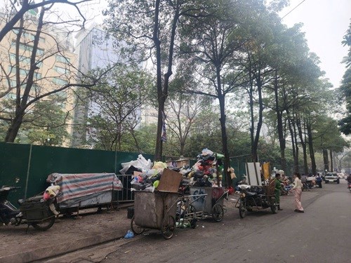 Nhiều điểm tập kết rác ở Hà Nội thành “điểm đen” về ô nhiễm