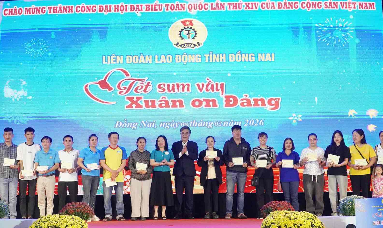Chương trình Tết Sum vầy – Xuân ơn Đảng do LĐLĐ tỉnh tổ chức tối ngày 8.2. Ảnh: HAC
