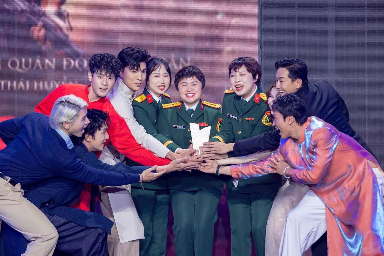 Đoàn phim Mưa đỏ. Ảnh: Ban tổ chức.