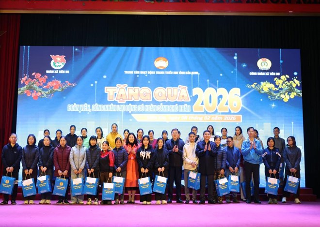 Thanh niên công nhân được tặng vé xe về quê đón Tết