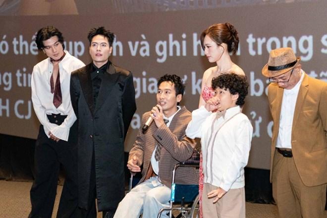 Tuấn Trần ngồi xe lăn đến xem phim “Báu vật trời cho” vì chấn thương dây chằng