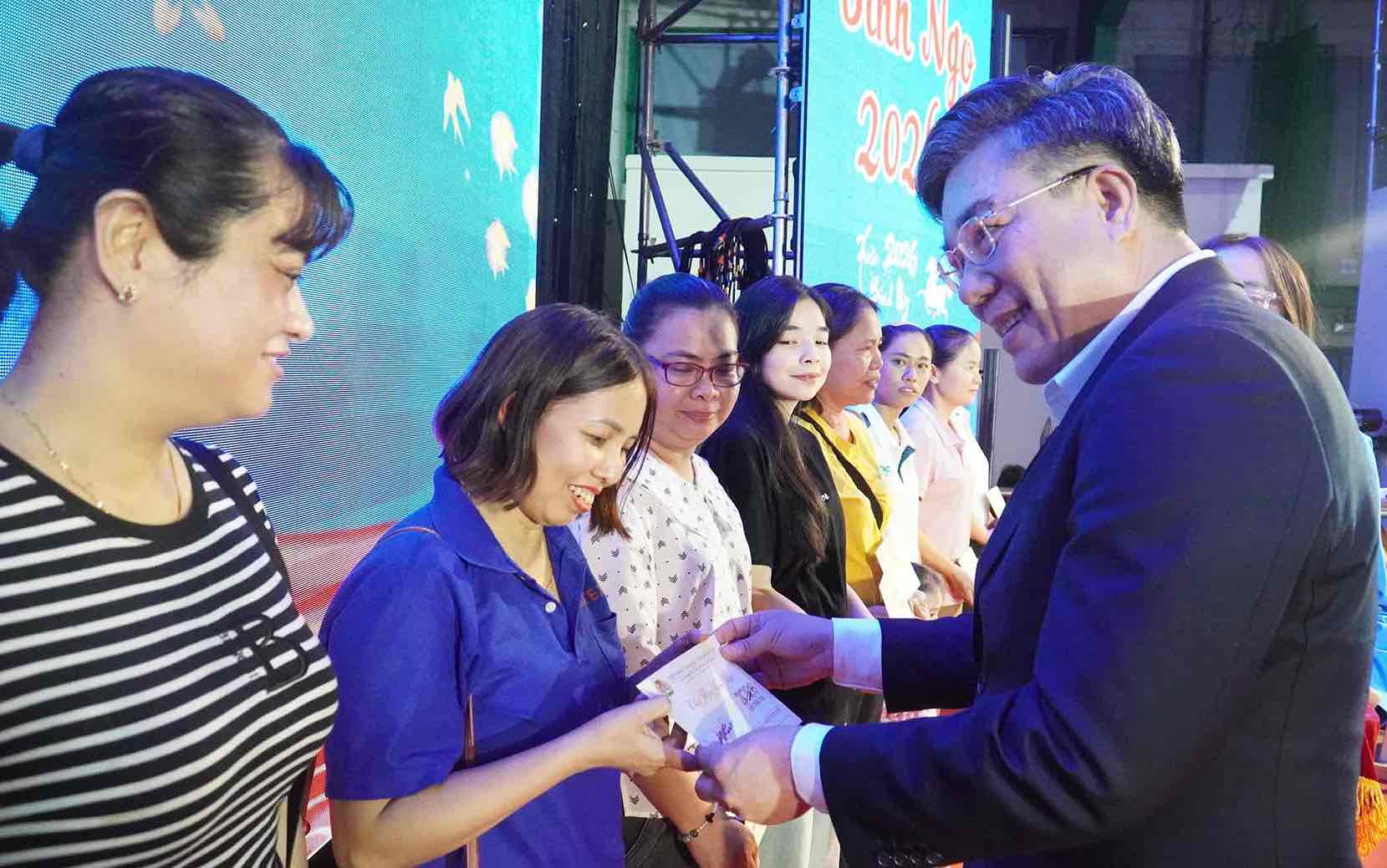 Ông Dương Minh Dũng, Trưởng ban Tuyên giáo và Dân vận Tỉnh ủy trao vé tàu Tết cho đoàn viên, người lao động. Ảnh: HAC