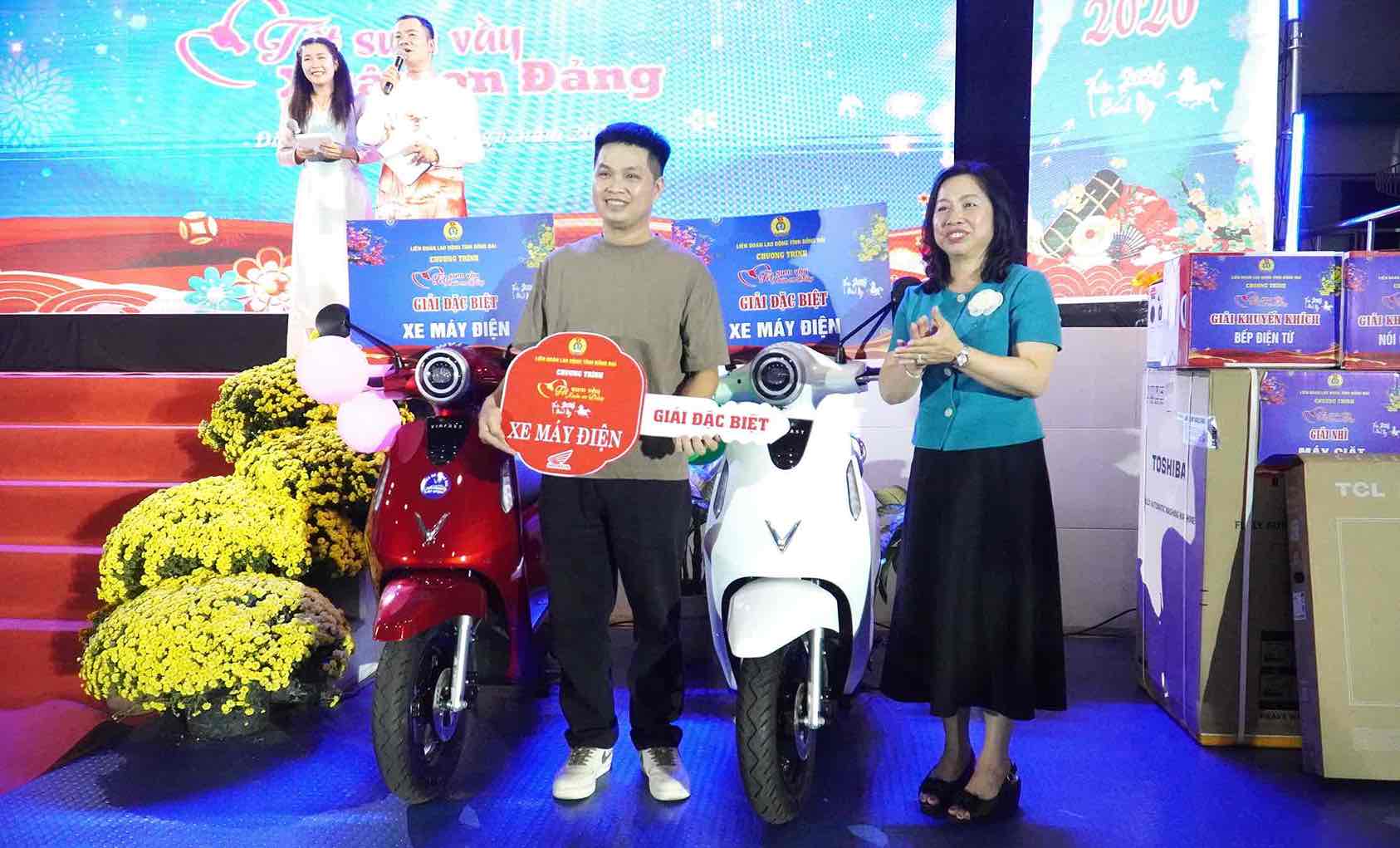 Phó Chủ tịch Thường trực Tổng LĐLĐVN Thái Thu Xương trao giải đặc biệt là một chiếc xe máy điện cho đoàn viên, người lao động may mắn tối 8.2. Ảnh: HAC