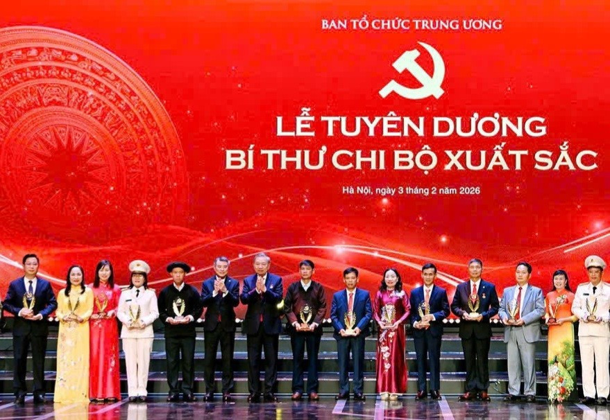 Cô Tạ Thị Xuân (thứ 3 từ trái sang) được tuyên dương Bí thư Chi bộ xuất sắc năm 2026.