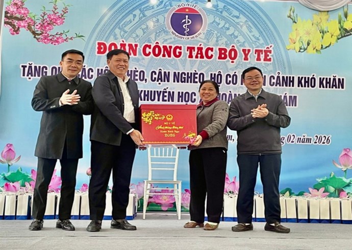 Tặng quà các hộ nghèo, cận nghèo, hộ gia đình có hoàn cảnh khó khăn