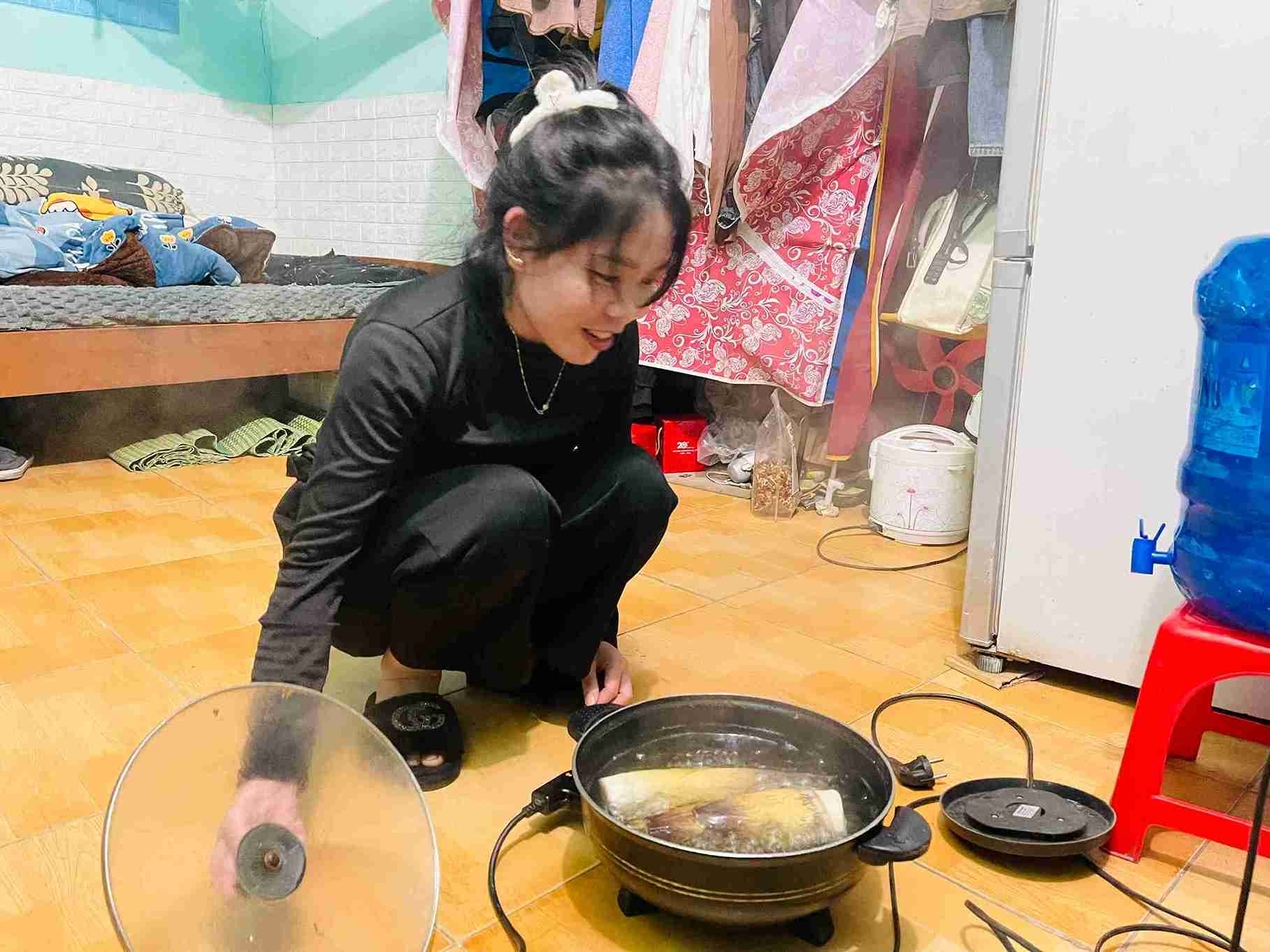 Nồi măng luộc, bữa ăn giản dị của vợ chồng công nhân người Thái trong căn phòng trọ nhỏ.