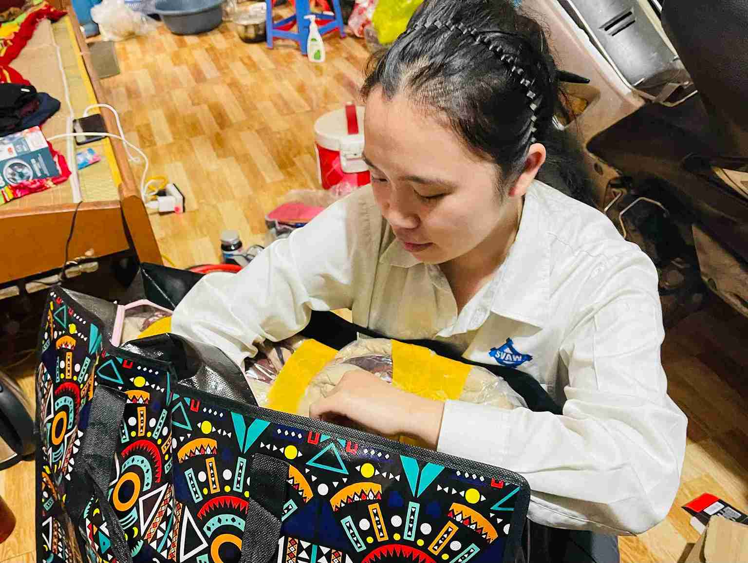 5. Chuẩn dọn đồ của bố để gửi về quê sau khi bố qua đời vì bệnh nặng.