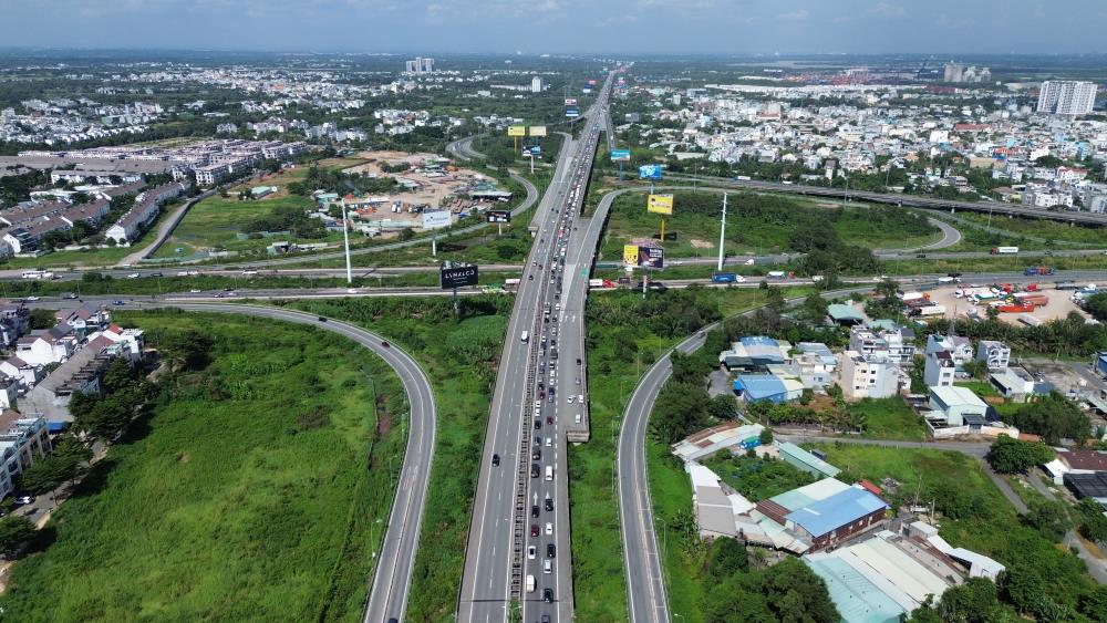 Một vụ kẹt xe trên đường dẫn cao tốc TPHCM - Long Thành. Ảnh: Anh Tú