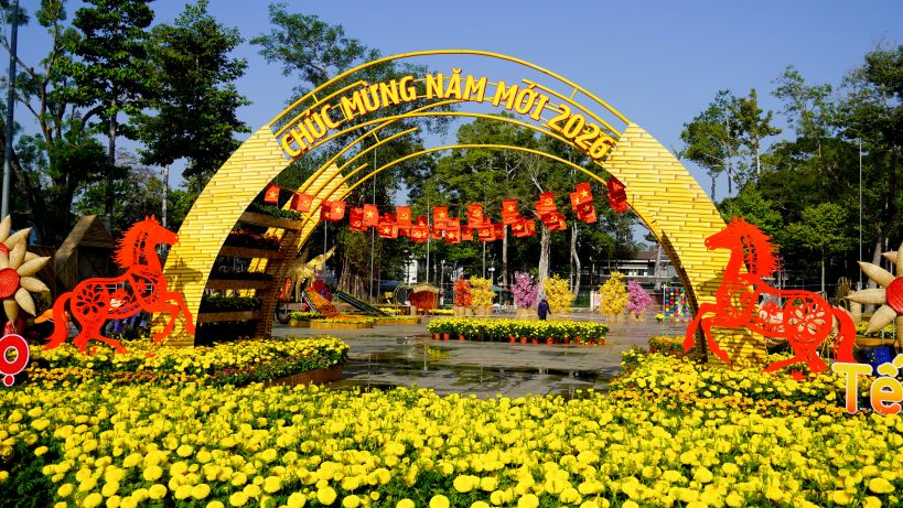 Hai linh vật ngựa tông đỏ nổi bật tại Quảng trường Bạch Đằng, phường Phú Lợi (TP Cần Thơ). Ảnh: Phương Anh