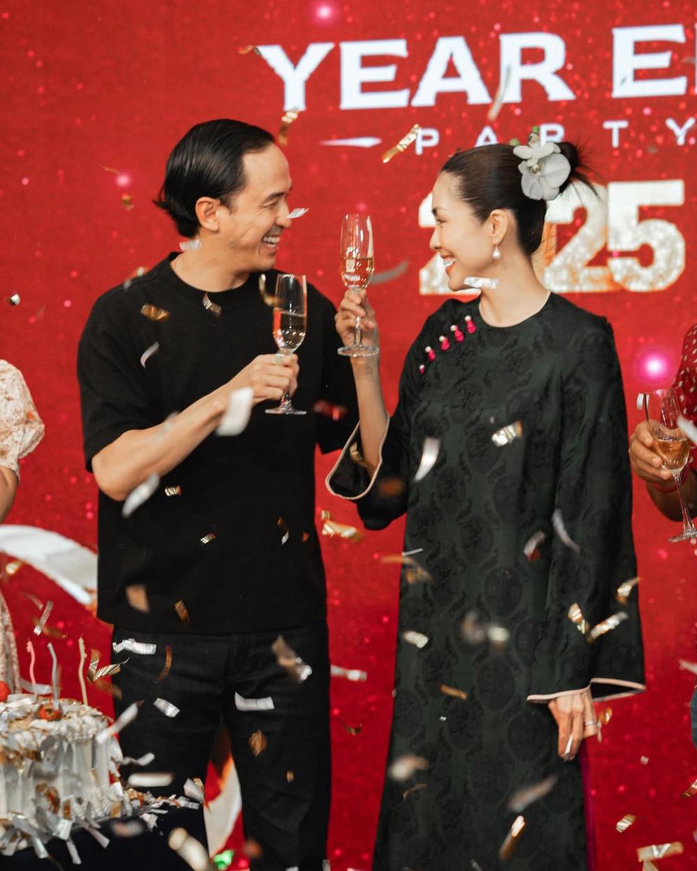 Tăng Thanh Hà mặc áo dài đen dáng suông quyền lực trong tiệc cuối năm của công ty. Ảnh: Cắt từ video.