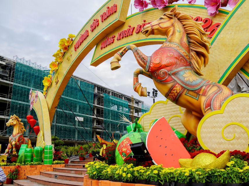 Hai linh vật ngựa cao hơn 2 mét tạo điểm nhấn nổi bật tại cửa ngõ vào trung tâm TP Sóc Trăng cũ. Ảnh: Phương Anh