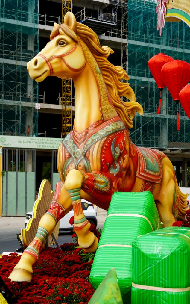 Tạo hình vươn mình dứt khoát giúp linh vật ngựa toát lên thần khí khỏe khoắn, đầy sức bật cho năm mới. Ảnh: Phương Anh