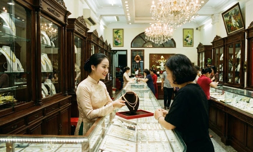 Giá vàng hôm nay 12/2: SJC, BTMC, DOJI đứng giá, vàng thế giới bật tăng mạnh