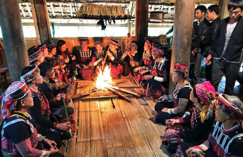 Dịp Tết Nguyên đán, chuỗi tour trải nghiệm “Sa Pa - Mỗi ngày một sắc xuân” mang đến cho du khách cơ hội hòa mình vào không gian lễ hội, nghi lễ và ẩm thực truyền thống. Ảnh: Bảo Nguyên