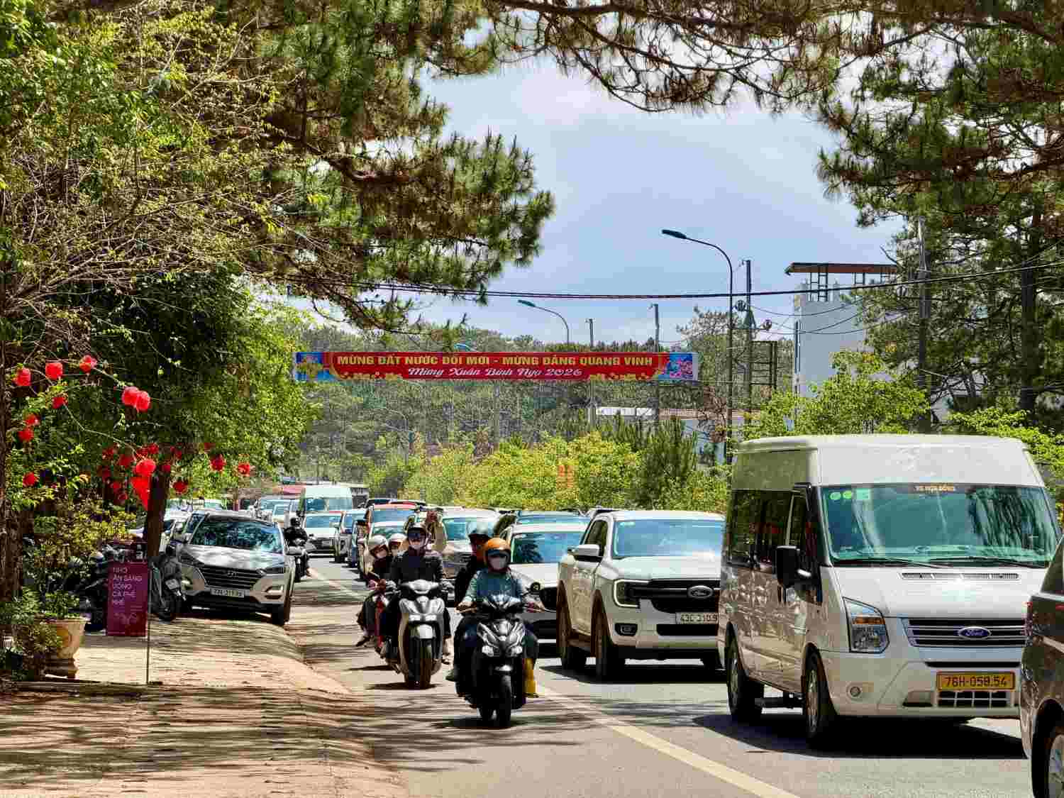 Dịp Tết Bính Ngọ 2026, lượng khách đến với Măng Đen tăng đột biến. Ảnh Hà Nguyên