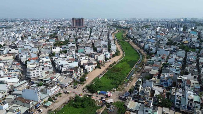 Dự án cải tạo kênh dài nhất TPHCM vắng công nhân, máy móc nằm im lìm