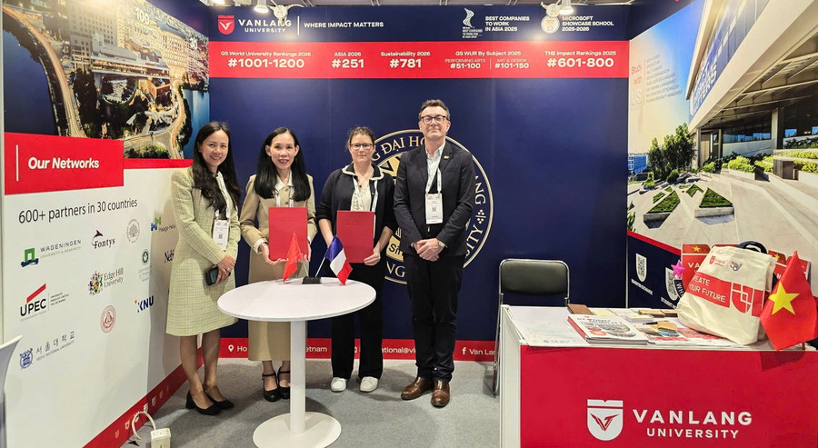 Ban Giám hiệu Trường ĐH Văn Lang ký và trao MOU với đối tác. hoptacquocte.jpg