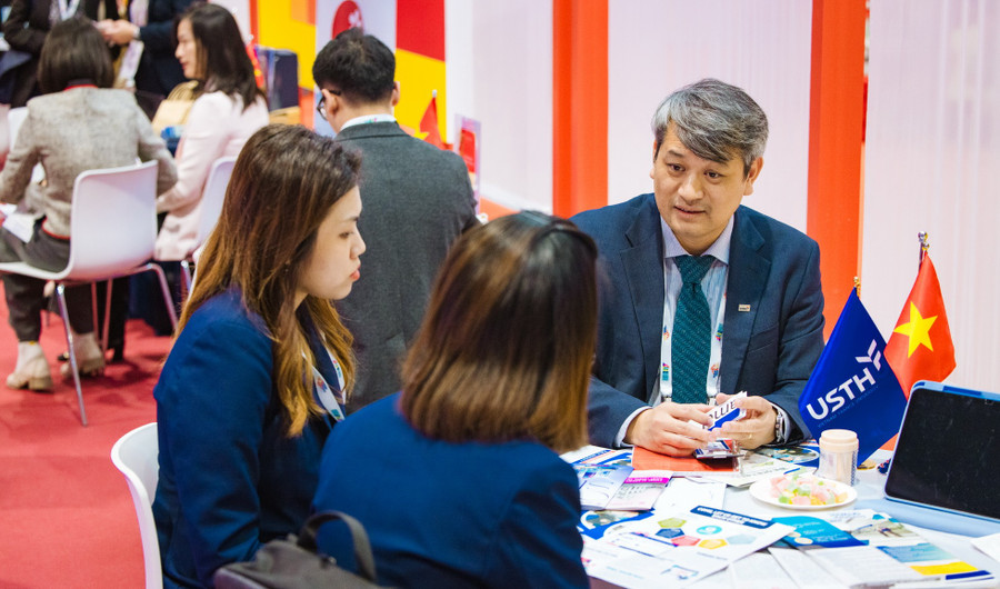 Đại diện Trường Đại học Khoa học và Công nghệ Hà Nội giới thiệu các chương trình đào tạo chuẩn quốc tế. apaie-4.jpg