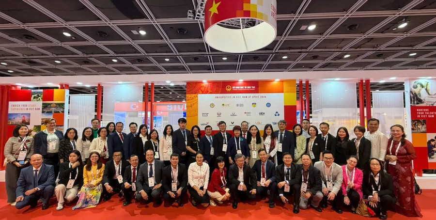 Đoàn công tác ĐH Quốc gia TP Hồ Chí Minh chụp ảnh lưu niệm cùng đại diện Bộ GD&ĐT tại khu vực Triển lãm Giáo dục Việt Nam trong khuôn khổ APAIE 2026. dhqg-hcm-1.png