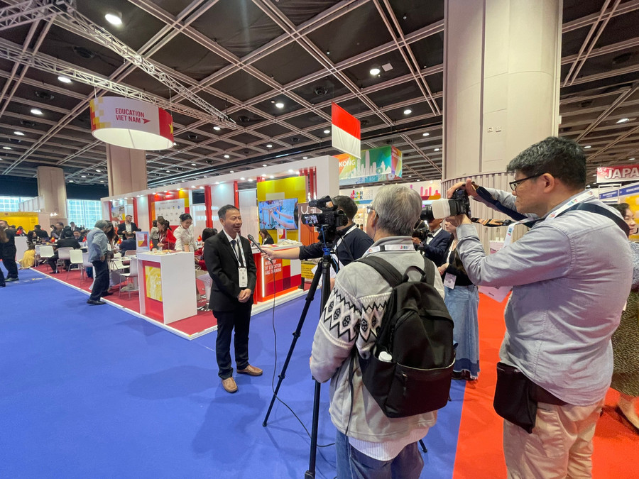 PGS.TS Phạm Trần Vũ - Phó Hiệu trưởng Trường Đại học Bách khoa (ĐH Quốc gia TP Hồ Chí Minh) trả lời phỏng vấn các cơ quan báo chí quốc tế bên lề APAIE 2026. 1983d55b-0050-4bb6-8192-19dcc287e3f1.jpg