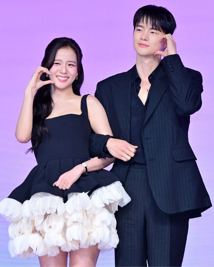 Jisoo và Seo In Guk trong họp báo ra mắt phim